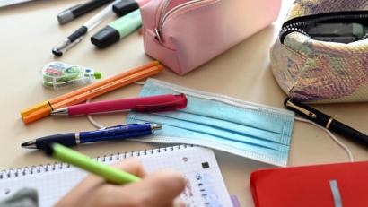 Bild: Uli Deck/dpa
Nachdem ein Spieler des TSV Bärnau und ein Zoiglgast positiv auf Covid-19 getestet wurden, sind auch Schüler der elften und zwölften Jahrgangsstufe des Stiftland-Gymnasiums in Tirschenreuth vom Unterricht freigestellt.