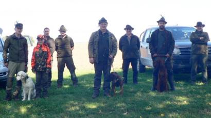 Bild: lep
Unser Bild zeigt die Hundeführer Georg Faber (von links), Thomas Hecht mit Sohn, Ausbilder Karina Schuster und Mario Goß, Rudi Gräber, Mitrichter Alfons Nickel, Peter Ferstl, Richterobmann Thomas Nickel und Christine Heber.