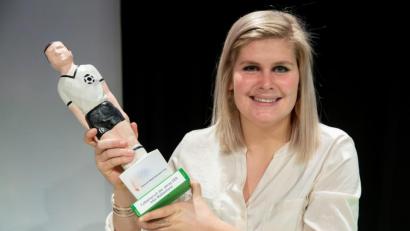 Bild: Daniel Karmann/dpa
Imke Wübbenhorst, erste Trainerin einer Oberligamannschaft der Männer, erhielt im Vorjahr den Preis der Deutschen Akademie für Fußballkultur für den Fußballspruch des Jahres.