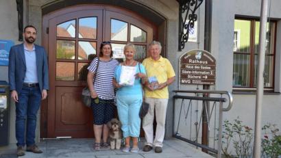 Bild: gi
Bürgermeister Armin Bulenda dankt Martina Lange (Zweite von rechts) für den 50. Aufenthalt in Moosbach und Johann Heide (rechts) für den zehnten.