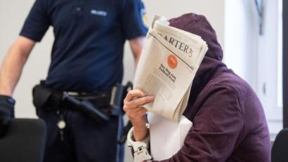 Bild: Marijan Murat/dpa
Am Mittwoch, 23. September 2020, vor dem Landgericht Stuttgart: Der Angeklagte in einem Mordprozess, der 25 Jahre nach der Tat beginnt, sitzt in einem Saal des Landgerichts und hält sich eine Zeitung vor sein Gesicht.