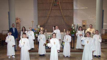 Bild: Foto Gerl
Zehn Kinder feiern in der Heilig-Geist-Kirche in Neuhaus Erstkommunion. Mit dabei sind auch die Klassenlehrer Thomas Plank und Kerstin Löffler.