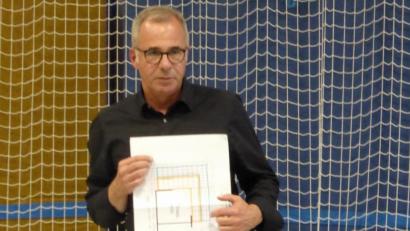 Bild: fsb
Architekt Kunnert erläutert den Terrassenbereich am Tennis-Nebengebäude