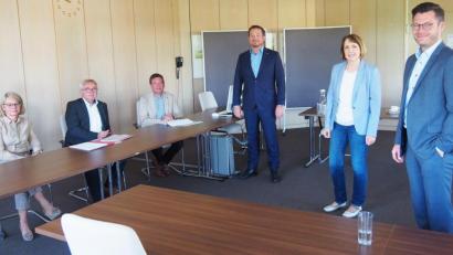 Bild: Bühner
Die Abgeordneten (stehend von links) Uli Grötsch, Annette Karl und Christoph Skutella sprechen mit Vertretern von Arbeitsagentur Weiden und Jobcenter Weiden-Neustadt (sitzend von links) Bereichsleiterin Claudia Wildenauer-Fischer, Jobcenter-Geschäftsführer Peter Witt und Arbeitsagenturvorsitzender Thomas Würdinger.