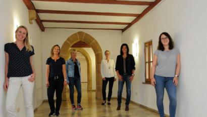 Bild: Martina Beierl
Die Türen der KoKi-Stellen im Landkreis Amberg-Sulzbach und der Stadt Amberg stehen für werdende Eltern, Schwangere und Eltern weit offen. (Von rechts): Laura Seidel, Anja Vogl, Carolin Kopp, Carola Hummel, Marion Donner-Schafbauer und Katrin Wassner.