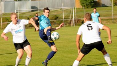 Bild: hho
Vor einer Woche besiegte der TSV Konnersreuth (Dominik Protschky, Mitte) den TSV Waldershof (links Lukas Hausladen, rechts Florian Paul) mit 2:0. Am Sonntag empfängt der TSV die SG Mitterteich II/Steinmühle, die Waldershofer erwarten die SpVgg 13 Selb.