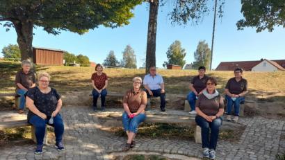 Bild: tok
Den neuen "Waldverein Püchersreuth" führt künftig das Vorstandsteam (von links) mit Annette Zahn, Ramona Meißner, Cornelia Treml, Frieda Mois, Martina Bonczyk, Apollonia Meiler und Hedwig Frank. Mit im Bild Dritter Bürgermeister Jürgen Bartmann.