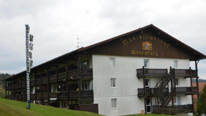 Bild: dob
Im "Aparthotel Maximilianshof Böhmischbruck" könnten 95 Wohneinheiten mit entsprechenden Stellplätzen entstehen. Dem Antrag auf Vorbescheid über die Nutzungsänderung in dauerhaft private Wohnnutzung wurde jedoch eine klare Absage erteilt.
