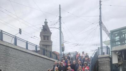 Bild: eib
Reisegruppe vor dem Einstieg in den Zug durch die Škodawerke Pilsen