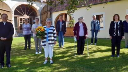 Bild: Albert Sollfrank/exb
Pfarrer Markus Bruckner sowie unter anderem ihre Kolleginnen beim Putzdienst verabschiedeten Renate Heining (mit Blumenstrauß).