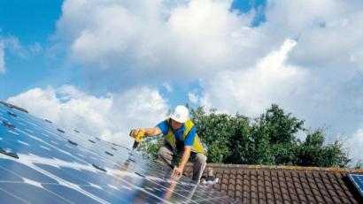 Bild: picture-alliance/obs
Solardachmontage, Photovoltaik, ein Projekt der BP Solar.
