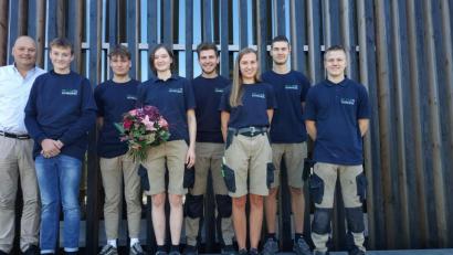 Bild: exb
Die Auszubildenden (von links) mit Schreinermeister Michael Fellner: Noah Kohl, Simon Fellner, Absolventin Silke Reichl, Julius Beer, Sofie Hönle, Johannes Op de Laak und Dean Guzvany.