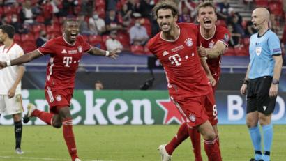 Bild: Bernadett Szabo/dpa
Ausgerechnet Martinez: In seinem vermutlich letzten Spiel für den FC Bayern traf Javi Martinez (vorne) in der Verlängerung zum Sieg im europäischen Supercup gegen den FC Sevilla..