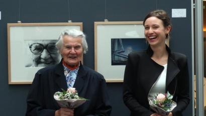 Bild: Hirsch
Enkelin Miriam Ferstl (rechts) lässt sich gerne von der Heiterkeit und der Fröhlichkeit ihrer Oma Maria Deml (links) anstecken.