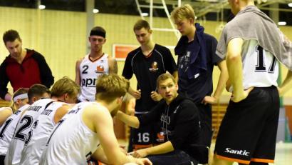 Bild: A. Schwarzmeier
Neustadts Headcoach Stefan Merkl (Dritter von rechts) und seine Basketballer stehen vor einer besonderen Herausforderung in der Zweiten Regionalliga. Der erneut verjüngte Kader geht durch die Aufstockung der Liga, in der es wegen Corona keine Absteiger gab, in die längste Regio-Saison aller Zeiten.
