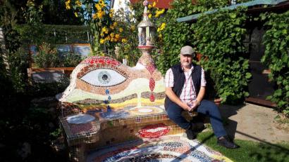 Bild: pz
Klaus Schuster erfüllte sich mit der außergewöhnlichen Gartenbank in der Anlage am östlichen Stadtrand Waldsassens einen lange gehegten Traum. Er und seine Frau Gudrun sind große Fans von Friedensreich Hundertwasser, weshalb der Polizeibeamte in drei Jahren die Sitzgelegenheit im Stile des österreichischen Künstlers errichtete. Besucher, die sich für das Werk interessieren, sind übrigens im Garten willkommen.