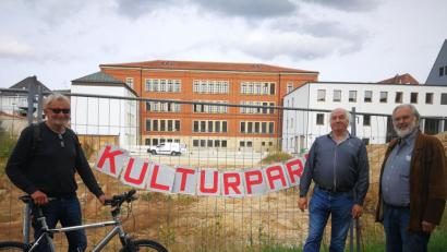 Bild: ass
Das derzeit brachliegende Bürgerspital-Areal würde sich nach Ansicht von (von links) Achim Hüttner, Stefan Reuther und Wolfgang Schimmel von der Interessengemeinschaft Menschengerechte Stadt hervorragend für die Schaffung eines sogenannten Pop-Up-Parks eignen.