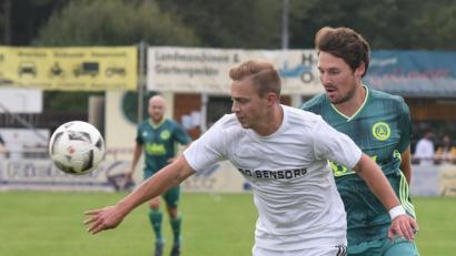 Bild: gb
Der Mitterteicher Stürmer Stefan Meisel (rechts) im Zweikampf mit Daniel Kahrig von Vorwärts Röslau. Die Ligapokal-Partie am Mittwochabend endete 0:0. Meisel und seine Teamkollegen treten am Samstag beim Spitzenreiter an.