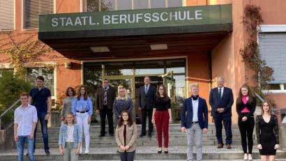 Bild: Thomas Lehmeier
Den Besten des Schuljahres 2019/2020 gratulierten Schulleiterin Sabine Fersch (Dritte von links), Landrat Richard Reisinger (Dritter von rechts), 2. Bürgermeister Martin J. Preuß (Sechster von rechts) und Kreishandwerksmeister Hans Weber (Sechster von links).