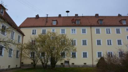 Archivbild: jr
Stadtrat Wolfgang Karbstein fordert, dass sich am Robert-Lindig-Platz bald etwas tut. Durch einen Abbruch dieser Gebäude könnte Bauland entstehen, wo barrierefreie und behindertengerechte Wohnungen geschaffen werden könnten.