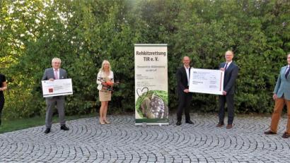 Bild: ubb
Schriftführerin Sabrina Bittner (links), Zweite Vorsitzende Annette Gleißner (Dritte von links) und Vorsitzender Eberhard Freiherr von Gemmingen-Hornberg (rechts) dankten für das Geld aus den Crowdfunding-Plattformen. Schecks überreichten Vorstandsvorsitzender Ludwig Zitzmann (Zweiter von links) von der Sparkasse Oberpfalz Nord sowie Vorstand Thomas Wirth (Dritter von rechts) und Firmenkundenberater Armin Müller (Zweiter von rechts) von der Volksbank Raiffeisenbank Nordoberpfalz.