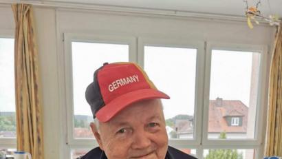 Bild: u
Mit selbst gebastelten Schultüten machten sich die Bewohner des Seniorenzentrums Evergreen, wie hier Hans-Joachim Häusler, auf eine Reise zurück in ihre eigene Kindheit.