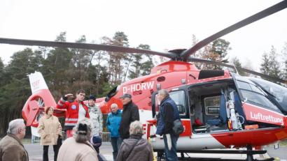 Bild: Gabi Schönberger
Die Senioren schauen sich im Seminar wie im vergangenen Jahr auch den Rettungshubschrauber an.