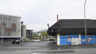 Bild: Petra Hartl
Der Toom-Getränkemarkt (rechts) an der Regensburger Straße ist seit Samstag geschlossen und wird auch nicht mehr geöffnet.