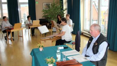 Bild: exb
Heimatkundler Bertram Erhardt und die Zithergruppe von Michaela Gaach beim Brauchtumsvortrag.