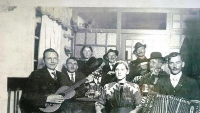 Repro: hev
Musikanten spielen mit Gitarre, Geige, Zither und "Quetsch'n" in einem Eschenbacher Wirtshaus auf.