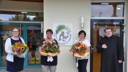 Bild: ak
Mit Blumen bedankte sich Pfarrer Sven Grillmeier bei Barbara Reichenberger und Sabine Leibl, die seit 25 Jahren zum Personal der Kindertagesstätte Sankt Franziskus gehören, sowie bei Leiterin Sabine Pöllath (von rechts). An der Wand ist das neue Logo der erweiterten Kindertagesstätte zu sehen.