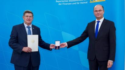 Bild: Christian Blaschka
Minister Albert Füracker (rechts) überreichte das Bundesverdienstkreuz am Bande an Altbürgermeister und Ehrenbürger Wilfried Neuber.