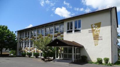 Bild: hl
In das Schulhaus in Waldeck zieht die Schulvorbereitende Einrichtung ein. Die dafür notwendigen Arbeiten sollen demnächst beginnen.