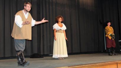 Bild: stg
Der "Sicherheitsabstand" zwischen den Bühnenakteuren (von links) Johannes Lukas, Mona Fischer und Claudia Lohmann bleibt bei "Cyrano" definitiv gewahrt.