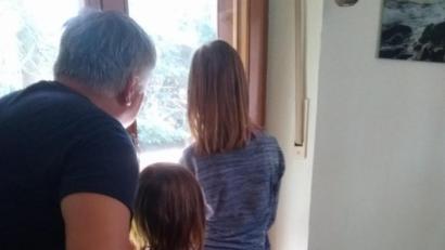 Bild: privat
Stefan Hausdorf schaut mit seinen Töchtern sehnsüchtig nach draußen. Erst am Mittwochvormittag durften sie raus. Beide Mädchen wollten nur eines: sofort in die Schule.