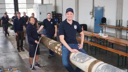 Bild: bl
Kirwa trotz Corona: Der Vorsitzende des Pfreimder Kirwavereins, Jörg Irlbacher (vorne) will in Pandemie-Zeiten ein Stück Normalität ins Stadtgeschehen bringen. Dafür steht in diesem Jahr der 26 Meter lange Kirwabaum (mit Spitze 31 Meter), der heute aufgestellt wird.