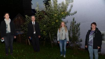 Bild: dob
Petra Reil, Lisa Vater und Martina Rauch (von links) werden nun als Ortssprecherinnen in den Vohenstraußer Stadtrat einziehen. Bürgermeister Andreas Wutzlhofer (Zweiter von links) gratuliert nach der letzten Ortssprecherwahl in Böhmischbruck den drei Frauen. Bei der nächsten Stadtratssitzung werden sie offiziell verpflichtet.