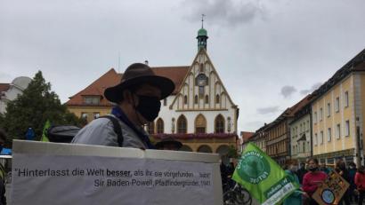 Bild: upl
Rund 100 Teilnehmer kamen zur ersten Klima-Demo nach dem Lockdown am Freitag auf den Amberger Marktplatz.