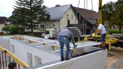 Bild: gi
Ein Gerätehaus in Eigenregie: Unterstützung erhalten die Feuerwehrler unter anderem aber von der Firma Lindner, die die 1,5 Tonnen schweren Platten mit dem Autokran auf das neue Gerätehaus hievte.