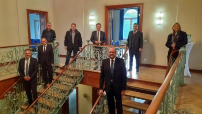 Bild: Lowak
Ortstermin in der Stützelvilla mit Wolfgang Bauer (vorne, links), Präsident des Landesamtes für Digitalisierung, Breitband und Vermessung.