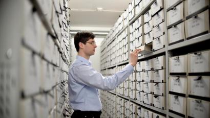Archivbild: Britta Pedersen
Ein Archivar sucht im Bundesarchiv. Die Daten aller Bürger sollen künftig einheitlich über die Steuernummer auffindbar sein.