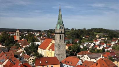 Bild: njn
Auch wenn die katholische Pfarrkirche Mariä-Himmelfahrt geweiht ist, feiern die Erbendorfer an Michaeli Kirchweih. An diesem Wochenende steht sie - wenn auch ohne weltliche Feier - wieder an. Etwas weiter hinten links ist die Martin-Luther-Kirche zu sehen.