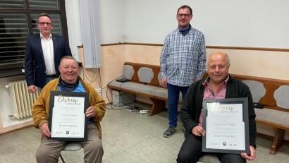 Bild: Musikverein/exb
Helmut Heidl und Reinhold Tragl (mit Urkunden, von links) sind von den Vorsitzenden Peter Erl und Stefan Hart zu Ehrenmitgliedern des Musikvereins Waldsassen ernannt worden.