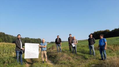 Bild: Sarah Weiß, Amt für Ländliche Entwicklung Oberpfalz/exb
Die südwestlich von Fronhof verlaufende Wegtrasse ist die Erste, von insgesamt sieben Wegen, die im Bauprogramm 2020/21 ausgebaut wird. Der Ausbau dieses Wegs soll in Schotterbauweise erfolgen und ist für Achslasten von bis zu 10,5 Tonnen/Achse ausgelegt.