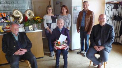 Bild: fsb
Jubilar Hans Eckl (Bildmitte) mit (von links) Pfarrer Forster, seinen Töchtern Christine und Angelika, Bürgermeister Schaller und Dekan Lukas.