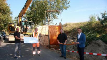 Bild: wro
Im Kabelstrang eingebunden sind 22 kleine Leerrohre in verschiedenen Farben, erläuterte Johannes Schaumberger (links) die Details des "Speed-Pipe-Rohres", das er Abgeordnetem Albert Rupprecht, Bürgermeister Matthias Grundler und Bauhofleiter Richard Bitterer (von rechts) an der Baustelle näher erklärte.