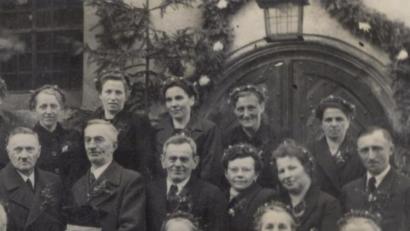 Bild: jml
Pfarrer Heinrich Seiler (vorne links) mit silbernen und goldenen Konfirmanden. Undatiertes Foto, etwa Anfang der 1950-er Jahre.