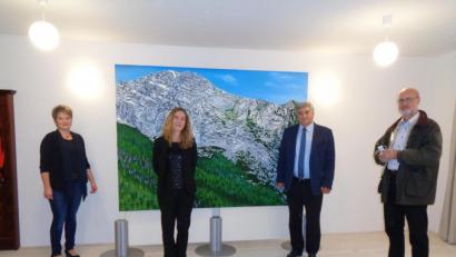 Bild: amö
Oberkonservator Raimund Karl und MdB Karl Holmeier (von rechts) mit Katharina Gierlach (Mitte) und Bürgermeisterin Sonja Meier vor dem gewaltigen Gemälde des Watzmann-Massivs.