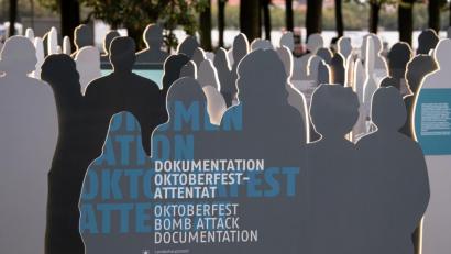 Bild: Sven Hoppe/dpa
Das neue Dokumentationszentrum ist vor Beginn der Gedenkfeier zum 40. Jahrestag des rechtsterroristischen Attentats auf das Oktoberfest an der Theresienwiese zu sehen.