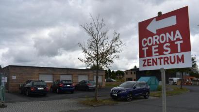 Bild: lue
Am Freitag haben sich 75 Schüler der Q12 vom Stiftland-Gymnasium in Tirschenreuth sowie 30 Kinder von zwei Kindergartengruppen des Kindergartens „Tillenzwerge“ aus Bad Neualbenreuth im Corona-Testzentrum in der Kreisstadt auf Covid-19 testen lassen. Alle Kinder und Jugendlichen sind bis zum 7. Oktober unter Quarantäne.